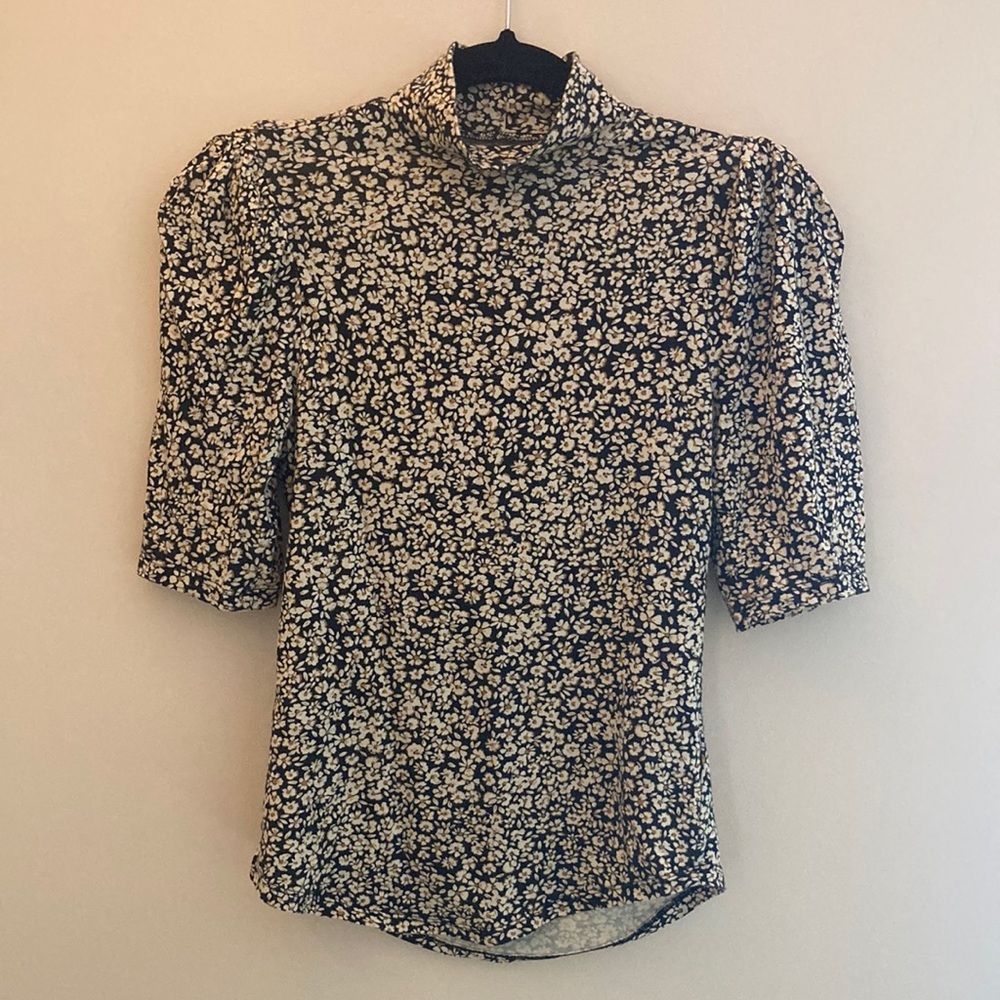 GAP featherweight mock neck puff sleeve tee Floral Black and White